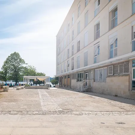 Monika Ζαντάρ
